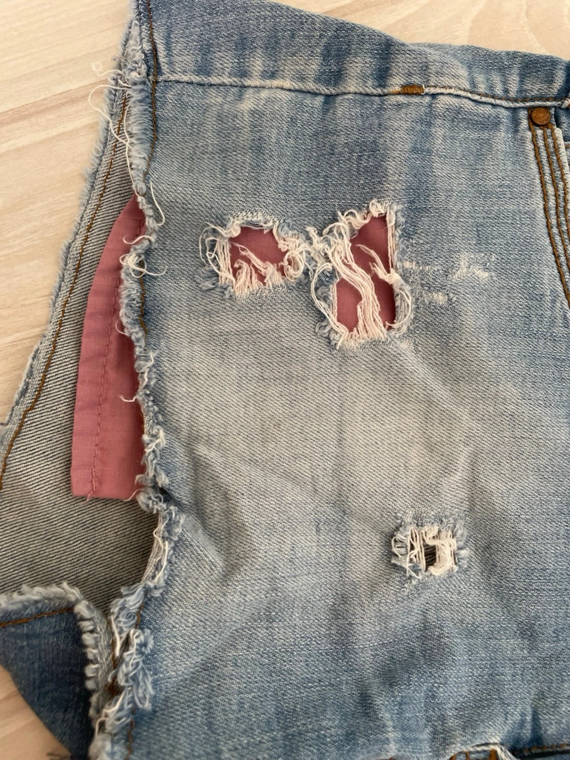 Ljusa slitna jeansshorts - 3
