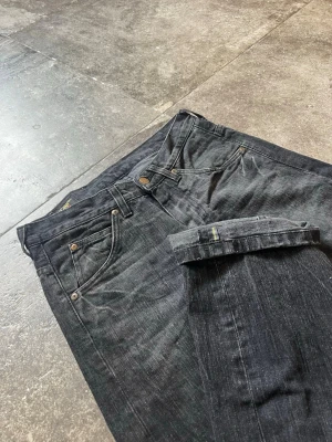 Vintage Flared Lee 101 Selvedge Jeans  - tja! säljer nu mina flared lee jeans med sjukt feta fades👏 de sitter flared/straight🥹 strlk (sitter som) 30/34 o i riktigt bra skick🫡 tveka inte på att skriva ifall ni har fler frågor😉