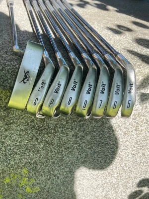 Dam set med golfklubbor ink bag och headcover. - Säljer ett damset med golfklubbor i metall med svarta och silverfärgade detaljer. Setet innehåller flera järnklubbor från märket Voit samt tre träklubbor från märket Baymouth och Cobra. Perfekt för dig som vill komma igång med golf eller behöver komplettera din utrustning inklusive headcover och bag. Skriv meddelande för fler bilder och tel då den måste hämtas Sundsvall
