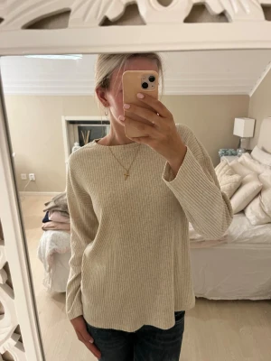 Tunn stickad tröja - Jättegullig och mysig ribstickad tröja i lätt material. Perfekt till hösten!💗