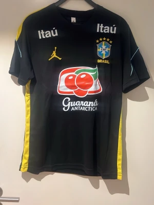 Brasilien tränings kit - Ett Brasilien tränings kit med T-shirt + short med fickor! storlek L passar även M, helt nytt