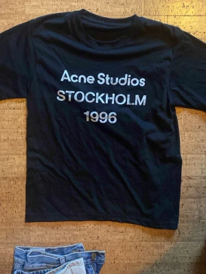 Fin tröja från Acne Studios - Väldigt fin tröja från Acne i storlek S. Flare i armarna, inga taggar. Passar både tjejer och killar. 60cm lång 45-47 bred om jag mätt rätt haha. Billig då jag håller på att flytta och måste rensa hemma