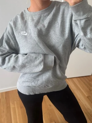 Grå sweatshirt från Nike - Säljer en klassisk grå sweatshirt från Nike med vit logga på bröstet. 