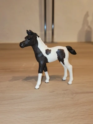 Svartvit hästfigur från Schleich - Säljer en svartvit hästfigur med fina detaljer. Figuren har stående öron, tydliga muskler och realistisk man. Perfekt som dekoration eller leksak för dig som gillar hästar.