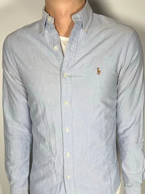 Ralph Lauren skjorta - 👕 Plagg: Skjorta                                                           📏 Storlek: S                                                               🏷️ Märke/Modell: Ralph Lauren slim Fit                                   ✨ Skick: Fint skick                                                        💬 Vid frågor är det bara att skriva!                                                                                          🛍️ Gramenti