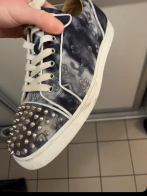 Louboutin  - Säljes dessa feta Loubs, inte jätte använda men dem är lite smutsiga. Skriv vid intresse eller för fler bilder