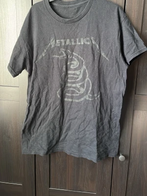 Svart Metallica T-Shirt - Passar inte mig längre, någon annan har nog bättre nytta för denna 🙏Inte helt säker på storleken men tror det ska vara en M! 