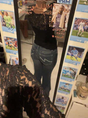 Blå low waist bootcut jeans - Säljer ett par blå bootcut jeans med låg midja och snygga vita detaljer på bakfickorna. byxorna är helt oanvända, säljer för jag köpte fel storlek. pris kan diskuteras 