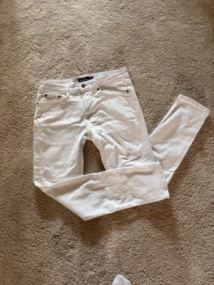 Vita slim fit jeans från Dressmann  - Säljer dessa snygga vita jeans från Dressmann. Storlek 28/30, nästan aldrig använt. Ny pris 600kr 
