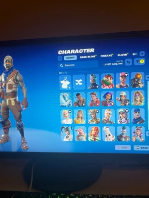 Fortnite Konto, Season 2, 40 skins - Säljer ett Fortnite-konto med över 40 skins, inklusive OG Battle Pass-skins från Chapter 1 Season 2 och Season 4. Kontot har även OG Save the World. Det innehåller dessutom populära emotes som Griddy och Jabba Switchway, samt flera andra kosmetiska föremål. Jag har full åtkomst till både Mail och lösenord på kontot, detta går självklart också att ändra vid köp. Skicka ett meddelande om du är intresserad eller vill veta mer!
