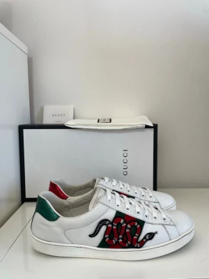 Gucci Ace Snake Skor  - Säljer nu dessa Gucci Ace Snake Skor i uk 9 som motsvarar 43, skriv för fler bilder/frågor🙌🏼