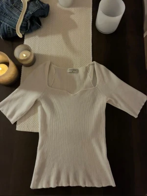 Snygg basic tröja❤️ - Jätte snygg varm tröja, perfekt till hösten! ❤️Storlek M.  Är vit/offwhite! Vet ej exakta priset men rut&circles tröjor brukar börja vid 449 kr💕