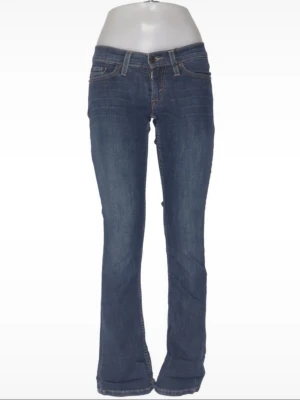 Levis too superlow (utgången modell) - Säljer ett par Levis too superlow som inte görs mer! (LÅG midja!!) dessa jeans är to die for! Använda bara några ggr pga viktnedgång💕 BUDA!💘