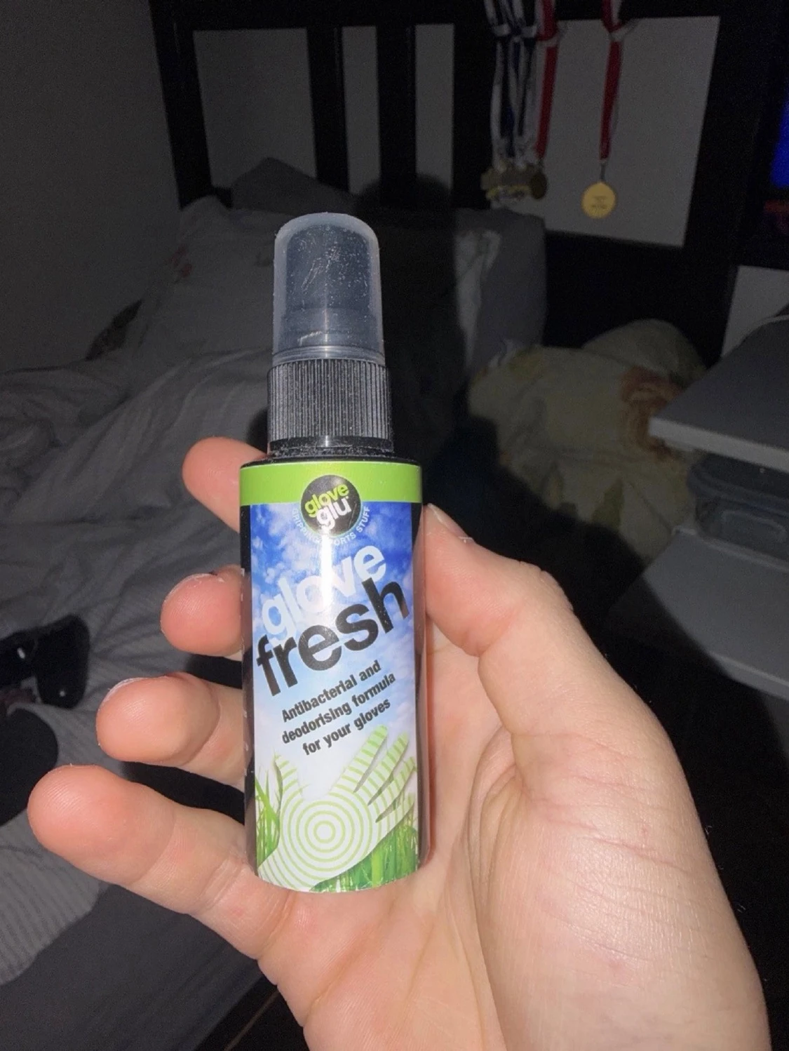 Vita målvaktshandskar och spray - 1