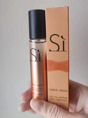 Giorgio Armani Si Rose Signature - Giorgio Armani Si Rose Signature Perfume. 33ml bottle. New! A great spring fragrance.