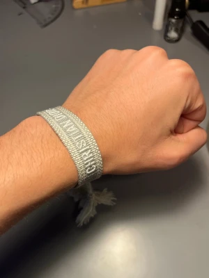 Cristian Dior tyg armband grå - Grå vitt Cristian dior armband i tyg, riktigt stilrent och snyggt, spännbart