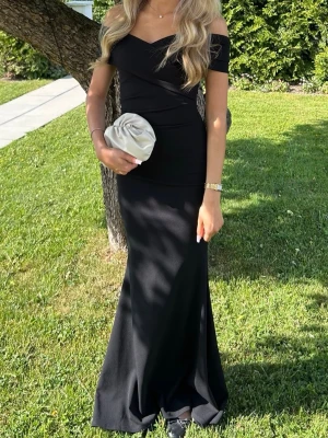 Svart offshoulder långklänning - Säljer en så fin svart offshoulder långklänning som jag hade på balen , jag är 173 och den gick hela vägen ner! Endast använd 1 gång och i mycket bra skick💓