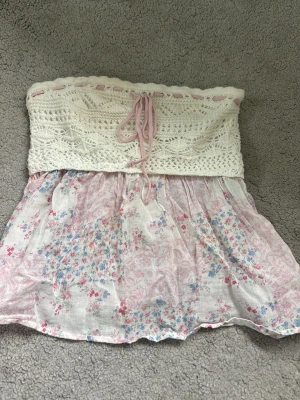Tubtopp från Hollister - Söt tubtopp från hollister som inte går att köpa längre med virkad överdel och   nederdelen är med mönster i rosa, blått och vit. Storlek S❤️typ helt nytt skick köpte i Spanien på hollister och använt 3 gånger