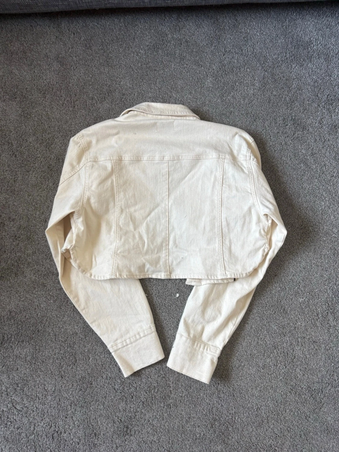 Vit cropped jeansjacka med svarta detaljer - 1