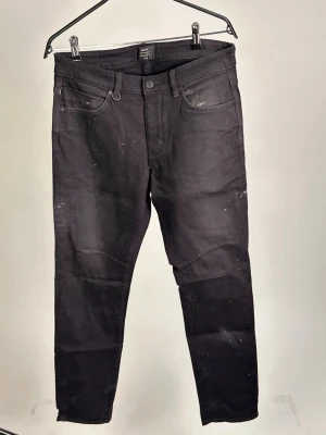 Svarta skinny jeans från Neuw - Säljer ett par svarta skinny jeans från Neuw med klassisk femficksdesign och knappgylf. Jeansen har en smal passform och är tillverkade i stretchigt denimtyg för extra komfort. Perfekta för en trendig och avslappnad look.