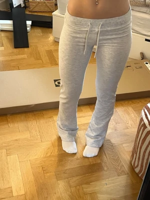Lågmidjade flared gråa mjukisbyxor - Low waist bootcut från Nelly, aldrig använt