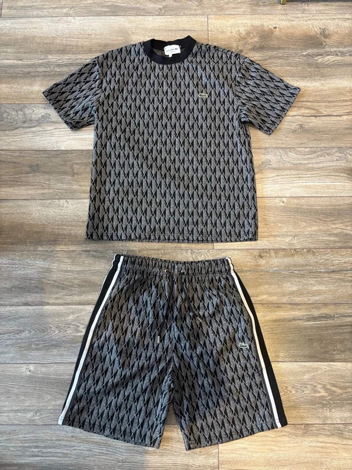 Svart och grått Lacoste sett 