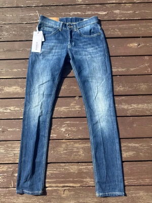 Dondup George Jeans - Helt nya Dondup George Jeans! Väldigt snygg tvätt mot mörkblå hållet. Storlek W29-L32. Butikspris 2700kr! Skriv vid funderingar! 😝