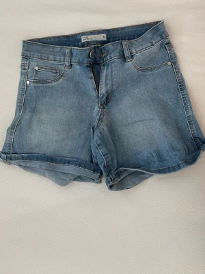 Blå shorts  - Säljer dessa ljusblå shorts, storlek S🩵