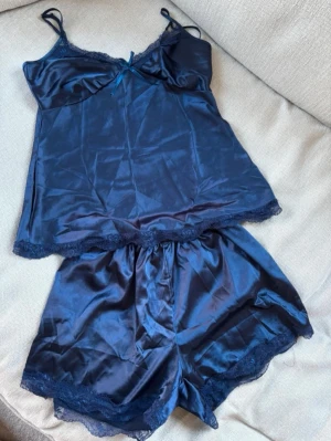 Missäy pyjamasset - Mörkblå pyjamas från Missäy i strk S. Toppen skick!💙