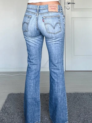 Levis - Midjemått: 37cm rakt över, innerbenslängd: 78cm 💗