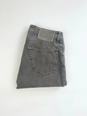 Jacob Cohën jeans 688  - Gråa jacob Cohën jeans Märke: Jacob Cohën Storlek: Size 30 Passform: Slimfit Färg: Grå Skick: Bra, lite missfärgning på ben, se bilder. Mått: Midja: 38 cm Längd: 100 cm Öppning vid fot: 18 cm 