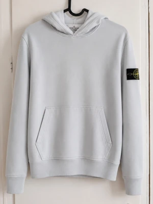 Stone Island hoodie - Tjena, jag säljer en riktigt snygg och populär Stone Island hoodie😁 Den är i mycket bra skick och har inga fläckar eller skador☺️ Den är självklart äkta✅ Skicka om du har några frågor och kom gärna med rimliga bud😄