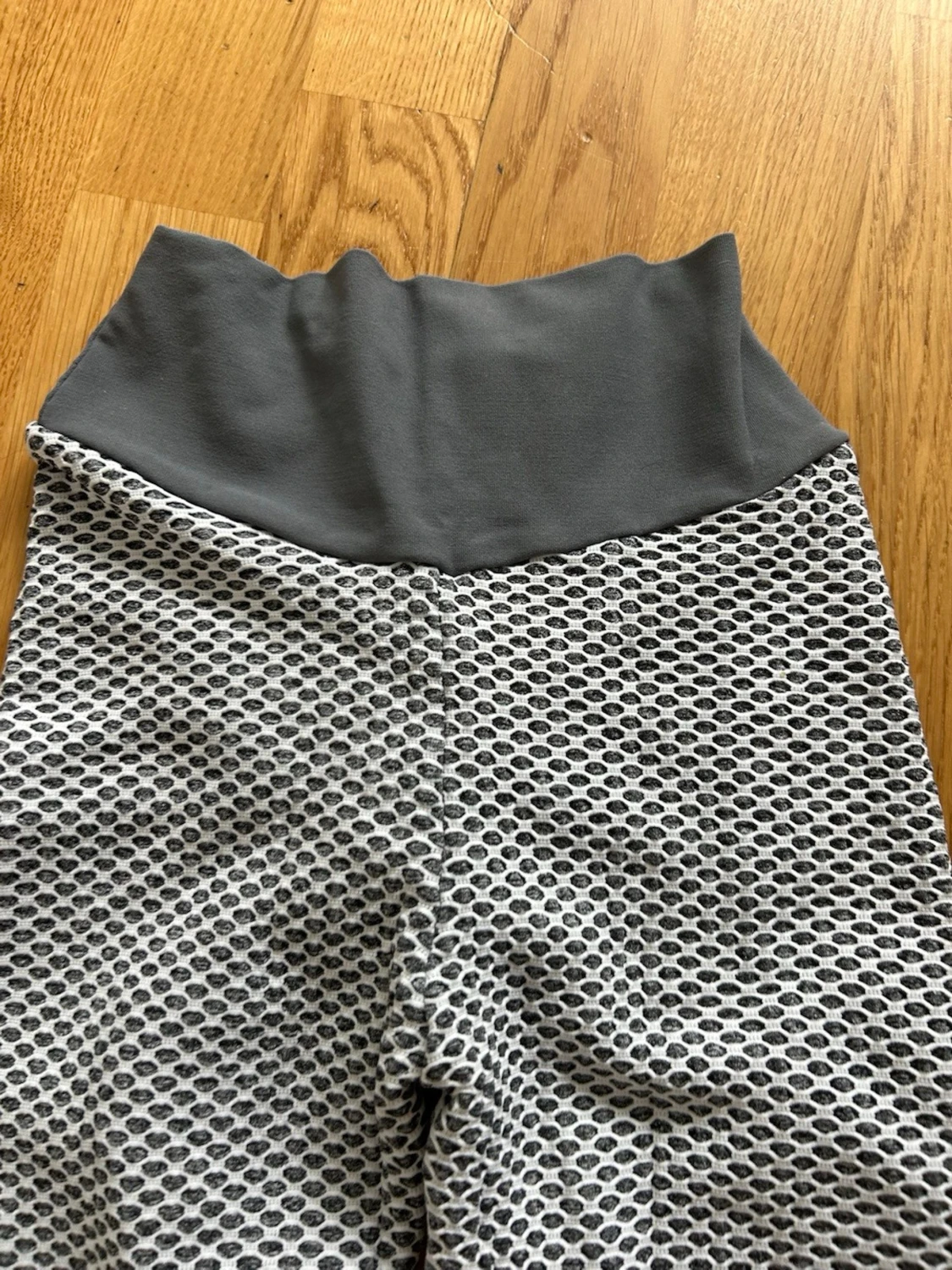 Gråvita leggings med bikakemönster - 1