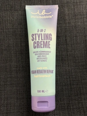 invisibobble 5-in-1 Styling Creme - Stylingkräm från invisibobble med vegansk keratin 🩵Innehåller värmeskydd och UV-skydd, tar bort friss och gör håret mjukt och lättkammat. Mycket god doft!
