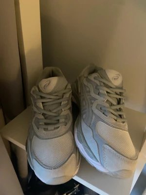 Gråa Asics  - Gråa Asics har använd 3-4 gånger. Ser nya ut.