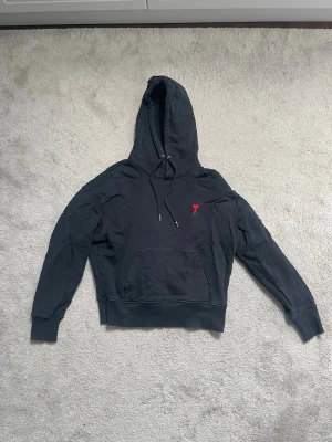 Ami hoodie  - Jättefin svart ami hoodie i mycket bra skick. 