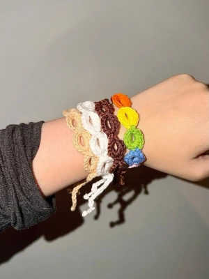 Färgglad armband beställning (valfri färg!) - Säljer handgjorda virkade armband i olika färger. Välj färg eller önska en! Armbanden är gjorda av bomullsgarn och har en unik, öppen cirkelformad design. Virkas på beställning. Önskas fler armband, så justeras priset.