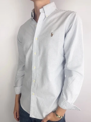 Ralph Lauren skjorta randig - Ralph Lauren Skjorta Märke: Polo Ralph Lauren Storlek: S Passform: Färg: Ljusblå / vit randig Skick: Mycket bra Beskrivning: utan defekter. Modellen på bilden: 183 cm / 72 kg