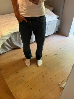 Gritty Jackson Nudie Jeans straight fit - Nudie Jeans i en snygg mellan blå färg och toppen skick.                                                                      Modellen: Gritty Jackson Straight fit.                             W34 L34