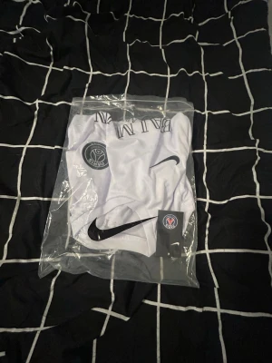 PSG x Balmain Matchtröja Vit – Storlek M – Helt Ny - Säljer en riktigt snygg PSG x Balmain matchtröja i vit färg, storlek M. Tröjan är helt ny och endast uppackad. Prislappen råkade tas bort av misstag, men tröjan är aldrig använd och kommer med originalpåse och övriga tillbehör.  ✅ Storlek: M ✅ Helt ny och oanvänd ✅ Originalpåse medföljer ✅ Prislappen borttagen av misstag ✅ Vit PSG x Balmain-design ✅ Bekväm passform och hög kvalitet ✅ Perfekt för både fotboll, vardag och streetwear ✅ Fraktas samma dag eller senast dagen efter betalning ✅ Pris kan