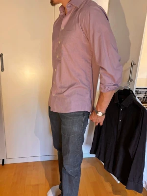 Ljuslila/rosa skjorta från Eton - Snygg skjorta med klassisk krage och långa ärmar. Skjortan har knäppning framtill och en bröstficka. Materialet är 100% bomull, vilket ger en bekväm känsla. Perfekt till jeans eller chinos för en clean look.
