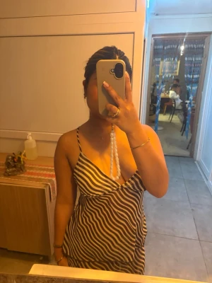 Singlet topp från Gina  - Toppen har tunna axelband och en v-ringad urringning som ger en snygg och avslappnad look. Perfekt för varma dagar och kan stylas på många olika sätt. Använd en gång på resa!💞