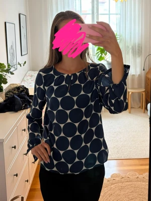 Blus med stora mörkblå prickar - Fin blå och vit blus med mörkblå stora prickar. Blusen har en fin guldig knappdetalj framtill samt nertill vid ärmarna. Bra skick! Holly & Whyte, by Lindex. Kontakta om du har några frågor💗