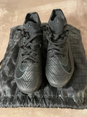 Nike mercurual vapor 16 ag elite 40,5 - Säljer ett par Nike mercurual vapor elite i storlek 40,5. Skorna är konstgräs skor och bra skick. Bra pris.