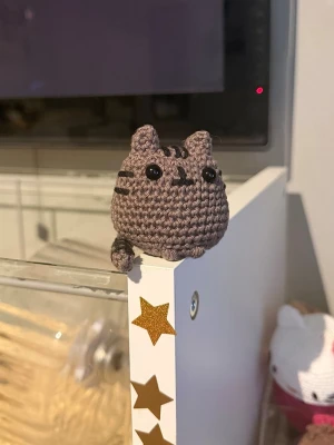Pusheen beställning  - Handvirkad nyckelring inspirerad av en söt grå katt. Helt ny och virkas på beställning. Små variationer kan förekomma eftersom varje nyckelring är handgjord.