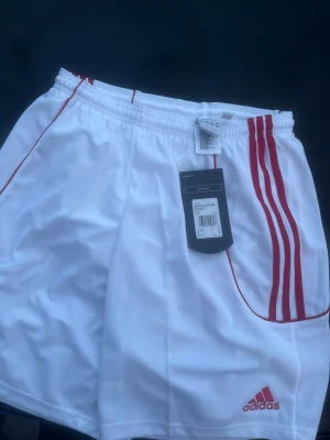 Adidas shorts (helt nya) - Säljer mina adidas shorts. Aldrig använda. Hör av dig vid frågor! Mvh/ Consuetudo🤝