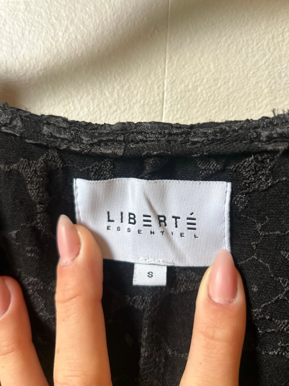 Svart blus med struktur och v-ringning - 3