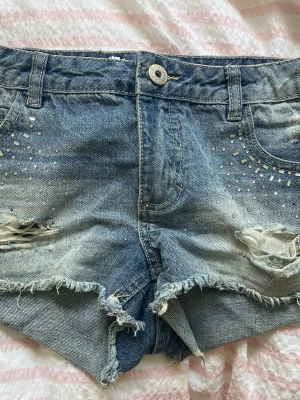 lowwaist jeansshorts med slitningar - sååå snygga med hål på sidorna och glitter!! Köpte här på vinted men säljer då dem är försmå🥰🥰🥰storlek 158 så passar typ xs