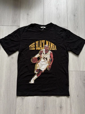 Kobe Bryant t-shirt - NBA LOS ANGELES LAKERS KOBE BRYANT CELEBRITY ICONS ”THE BLACK MAMBA”” Koko: XS