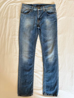 Vintage Nudie Jeans - Thin Finn - Tjaaa!! nu säljer jag mina Nudie jeans i storleken 32/34👌modellen är Thin Finn, passformen är  lite mer slim är grim tim modellen👏tvecka inte på att skriva ifall ni har fler frågor ☝️